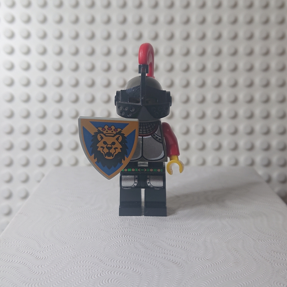 LEGO Knight 1 Minifigure with Red and Black Armor - Knights Kingdom Castle